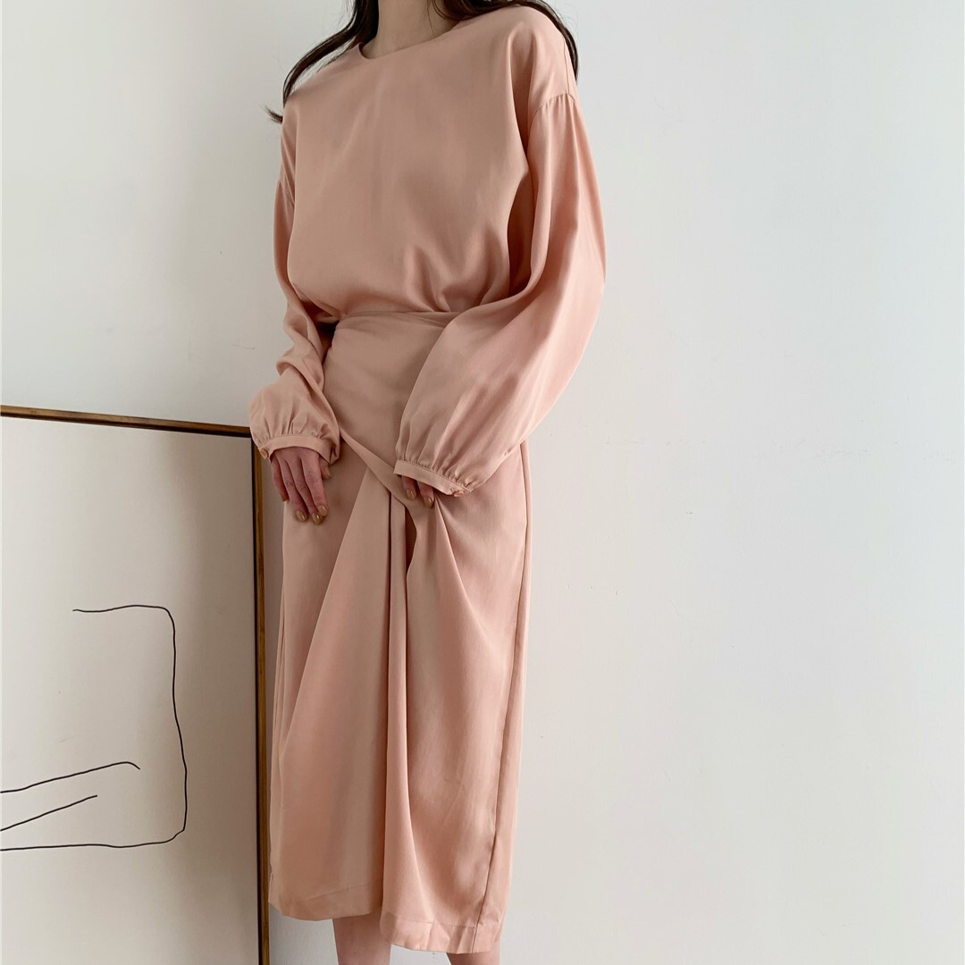 ワンピース ワンピドレス 膝下 ミモレ丈 長袖 パフスリーブ ラウンドネック ストレート Iライン アシンメトリー リボン バックリボン かわいい 大人可愛い きれいめ シンプル カジュアル 大人