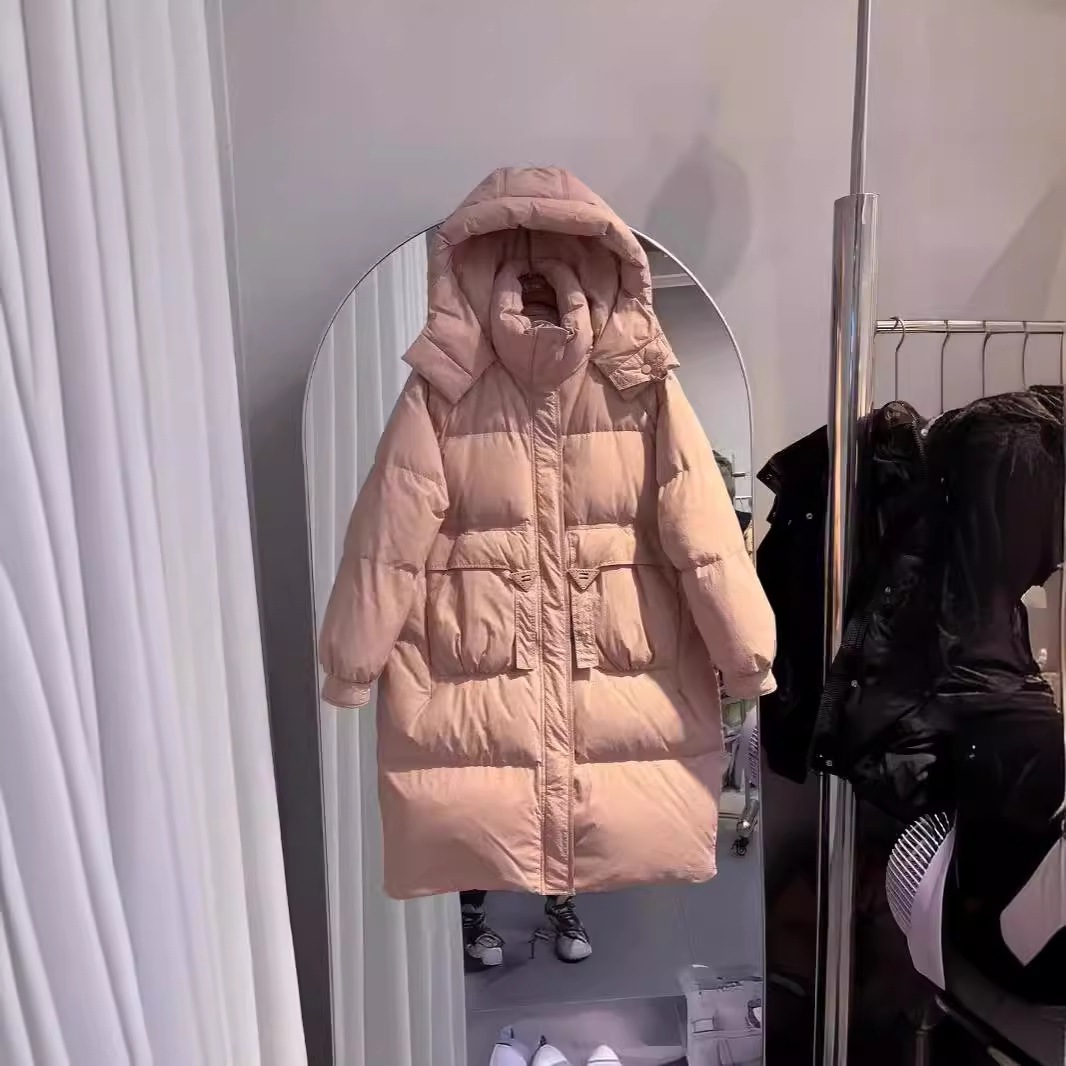 2025年冬新作 ミドル丈 オーバーニー フード付きダウンジャケット レディース 厚手 ゆったり トライアングルボタン ホワイトダックダウンジャケット