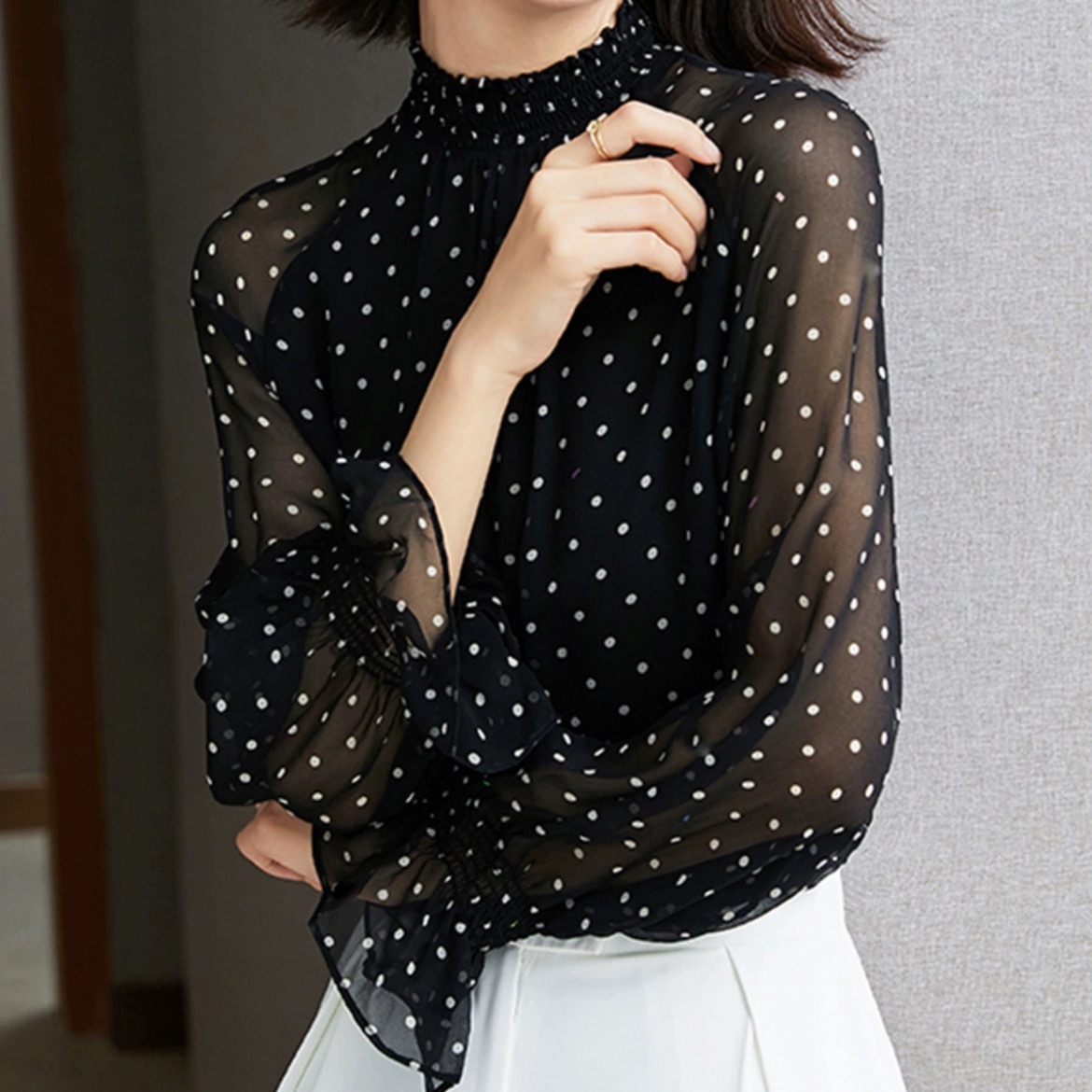 レディース トップス シャツ ブラウス レギュラー丈 タックイン 裾イン 長袖 フレアスリーブ ベルスリーブ ゴム袖 ハイネック フレア スリム フェミニン フリル 透け感 シースルー シアー パール