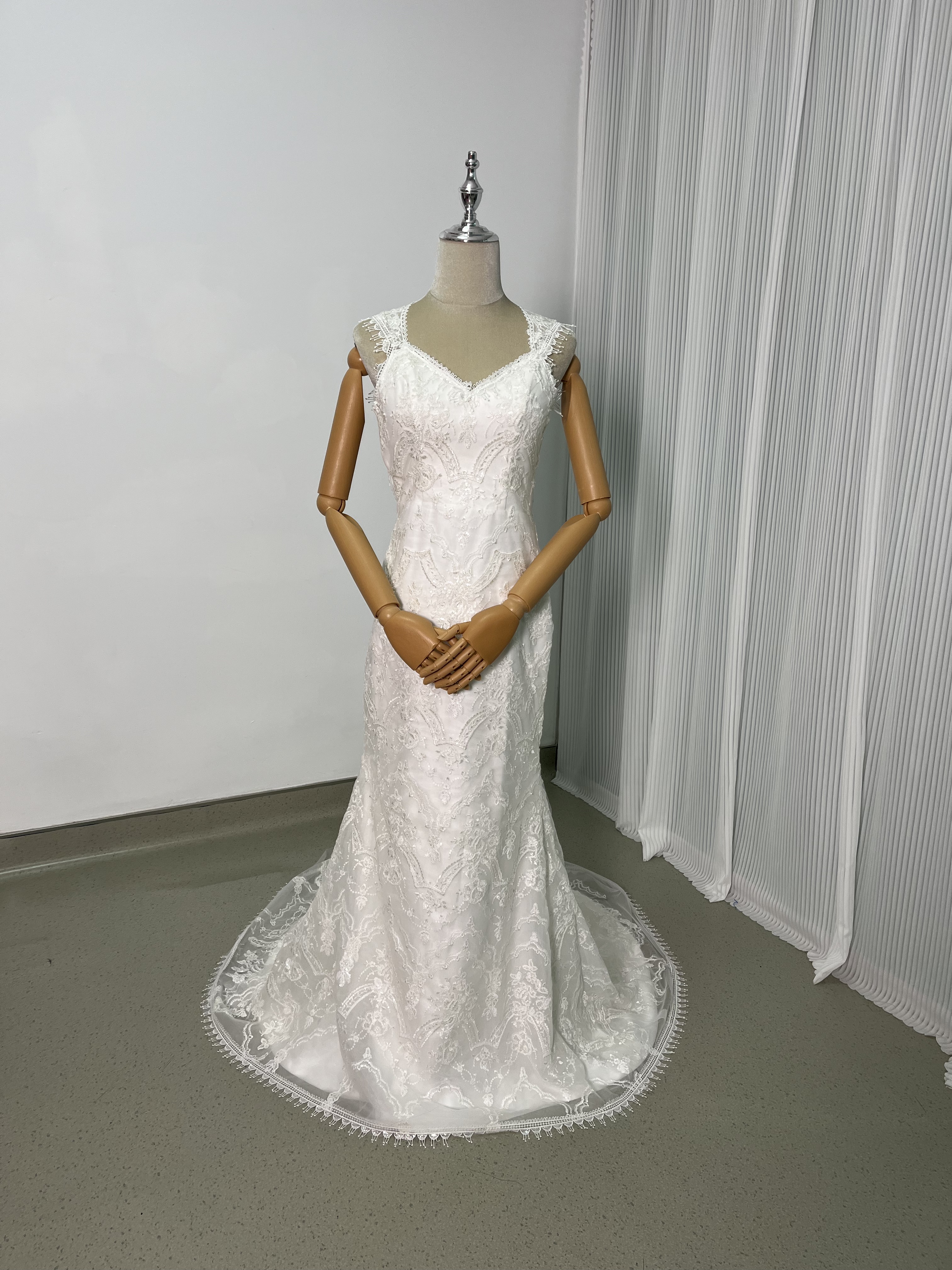 ウエディングドレス ホワイト オンショルダードレス リボントレーン 結婚式/披露宴 Vネック 贅沢な総レース ソフトマーメイドライン 憧れのドレス