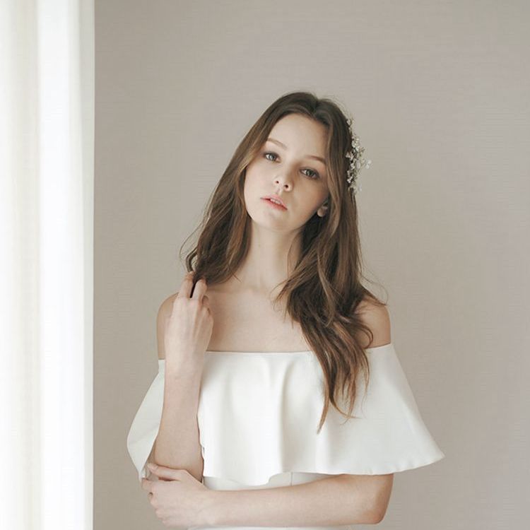 シンプルな白い肩のウェディングドレスは芝生の結婚式の旅で屋外の軽いウェディングドレスを撮る