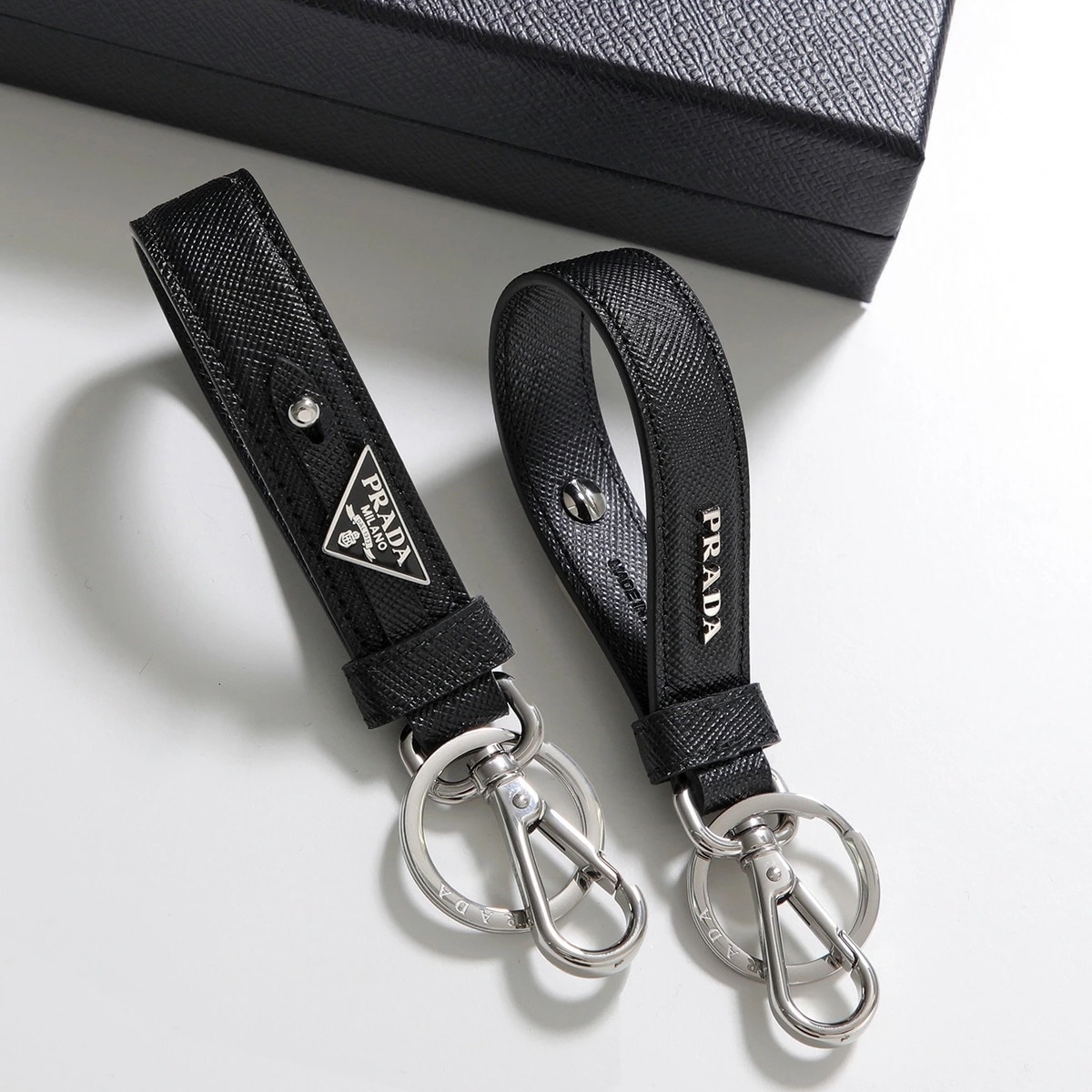 PRADA プラダ キーリング PORTACHIAVI PELLE 2PP68T 053 メンズ サフィアーノレザー トライアングルロゴ キーホルダー キーストラップ 42,338円