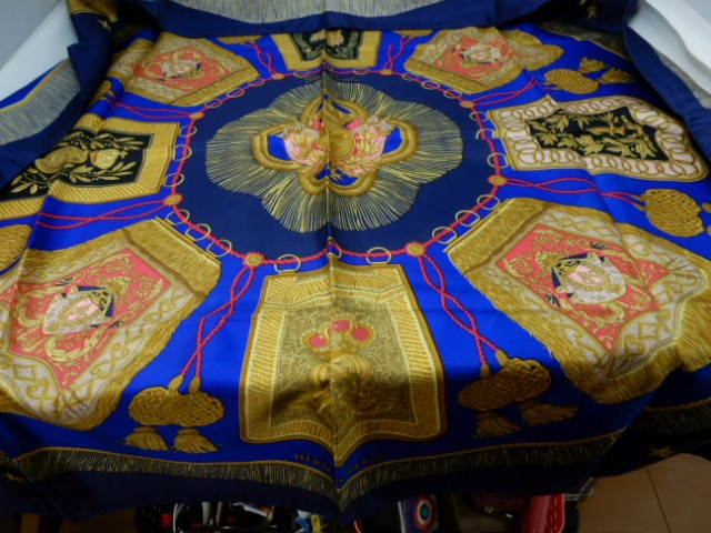 極美品　正規品　カレ90　大判シルクスカーフ　マルチカラー　スカーフ　タグ付き