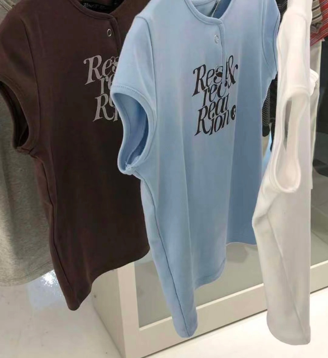 CAP SLEEVE Tシャツ 韓国　人気　ブランド　ロゴ　ステッチ　ボタン　トップス　レディース　短丈　半袖