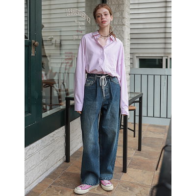 装飾的な鍔の金属製刀2本と鞘 装飾的な鍔の金属製刀2本と鞘