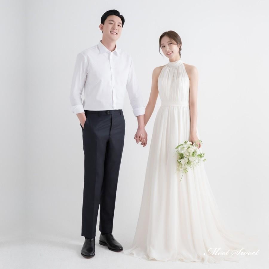 ウェディングドレス ウエディングドレス ロングドレス 二次会 結婚式 前撮り ブライダル 花嫁 スレンダードレス ホルターネック 後ろリボン 袖なし