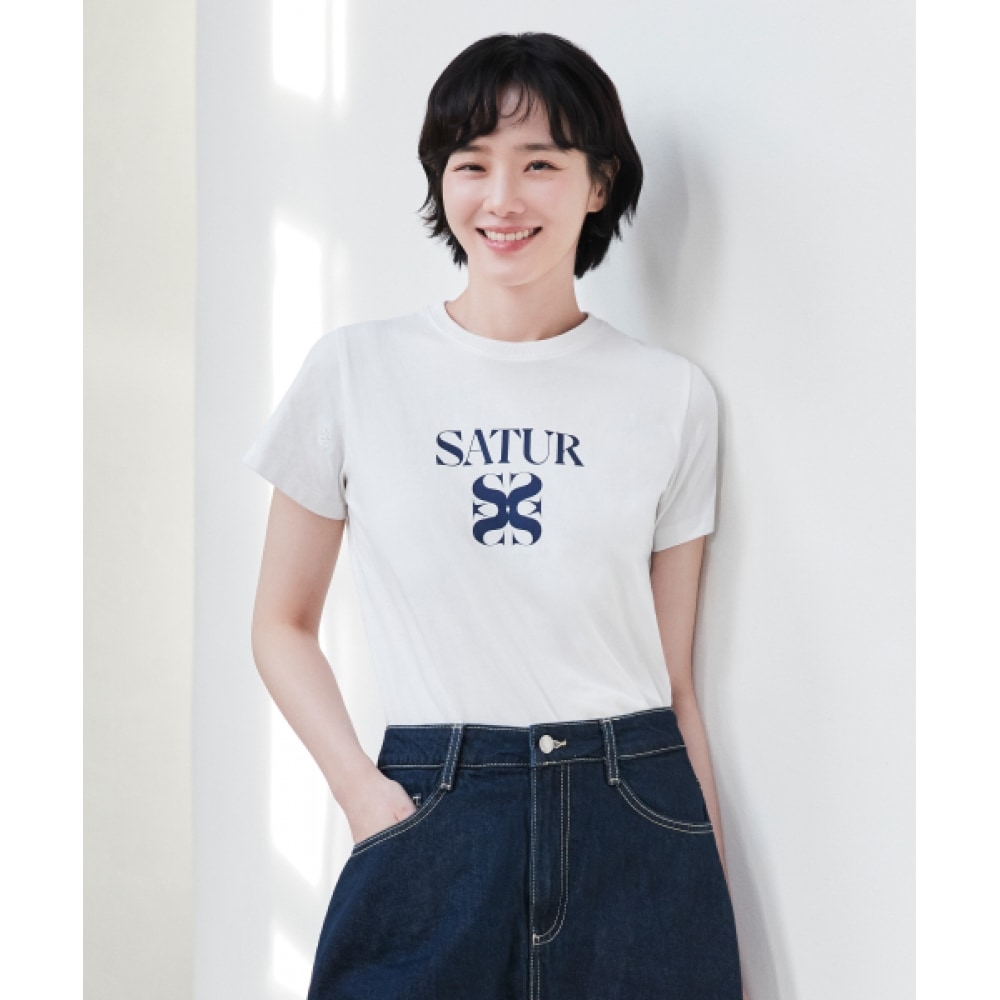 SATUR クラシック ロゴ 半袖 Tシャツ アート ネイビー