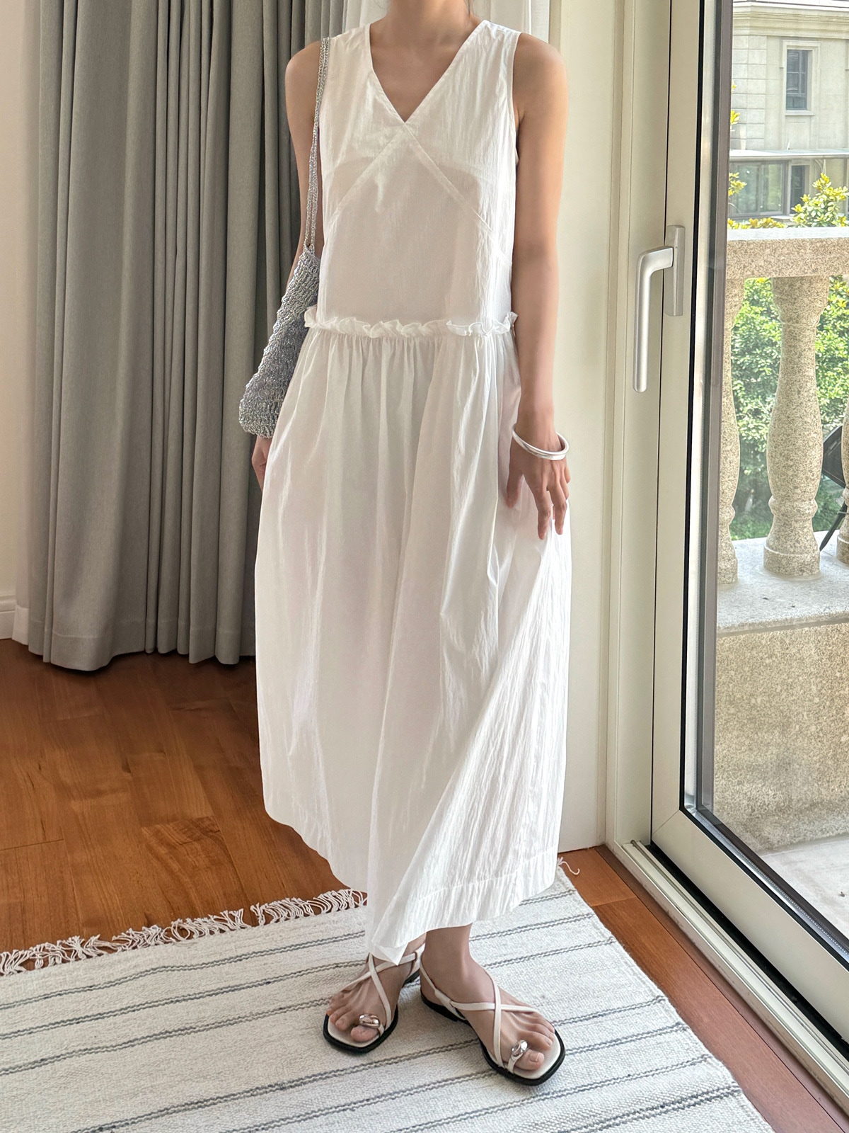 夏の新型韓国版シンプルで怠惰なvネックの袖なしの白いワンピースがゆったりして痩せているカジュアルなロングスカートの女性