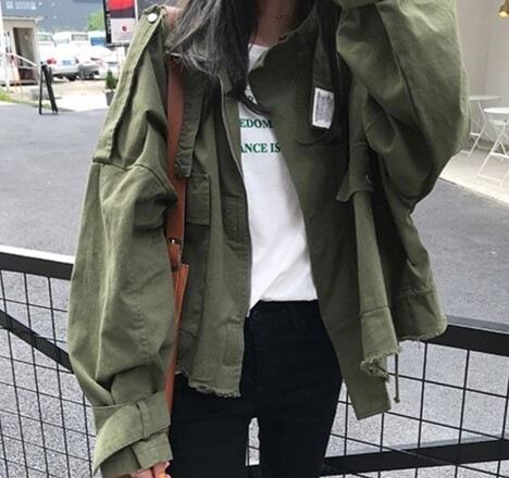 アウター ジャケット ミリタリー ブルゾン 上着 羽織 ショート ショート丈 長袖 立ち襟 切りっぱなし ベルト ファスナー ポケット 前開き マジックテープ シンプル カジュアル おしゃれ