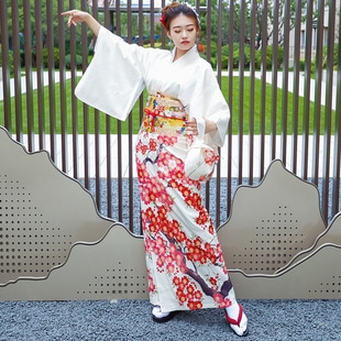 日本の着物の女性服は梅の花の改良版を決めて小紋を着てアイロンの材質をしわにしないでください