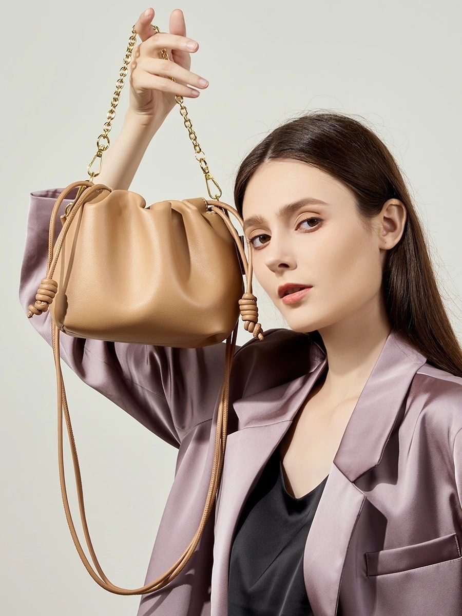 キルティングバッグホーボーバッグ 本革 大容量トートバック 水筒ポーチ 肩掛け 防水 新作 リュック ショルダーバッグ 手提げバッグ ミニバッグ 気質 おしゃれ 百掛け バックパック高級感 質感 気質