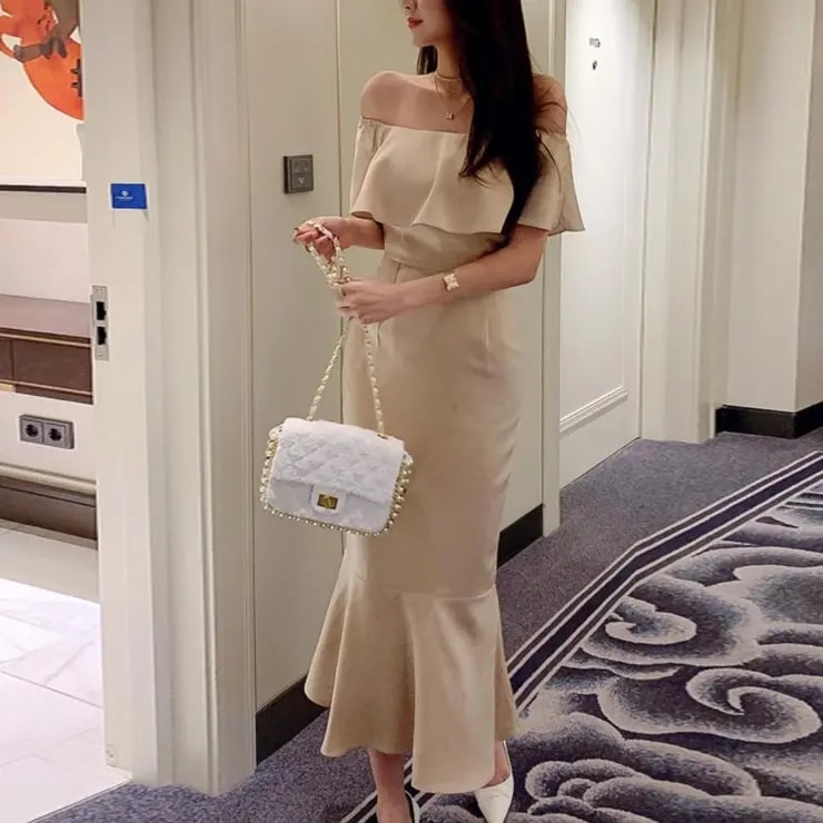 美デコルテを魅力的にオフショルフレアワンピース　ロング 　ハイウェスト　フリル　オフショルダー　女性らしい　上品　エレガント　ドレス　立体的なビッグフレア　美脚　スタイルアップ　キレイめコーデ結婚式