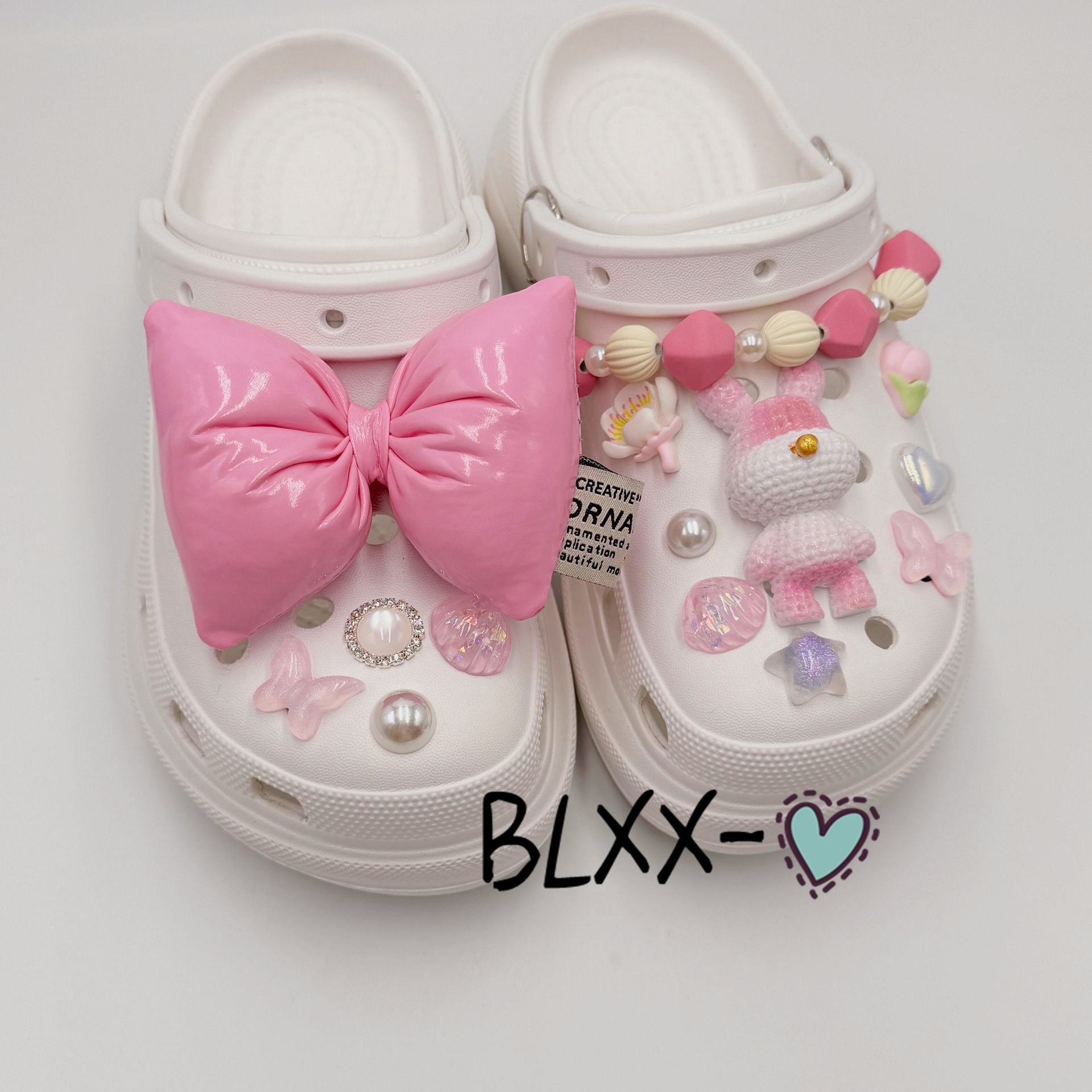 2025-BLXXs DIY独占デザイン限定版日本のピンクの出会い甘くてクールな光沢のあるリボンピンクのクマの洞窟の靴アクセサリーさまざまなホリデーギフトに適しています