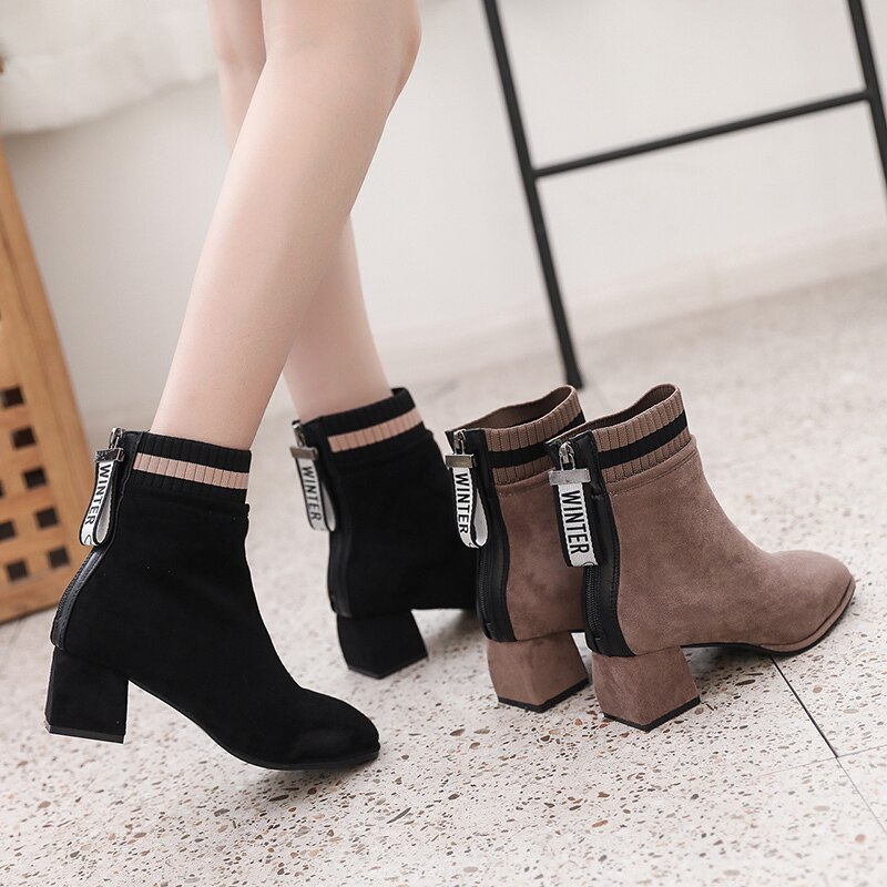 ブーツ レディースブーツ ショートブーツ 7cmヒール 太ヒール チャンキーヒール スクエアトゥ 歩きやすい ロゴ 美脚 脚長 きれいめ シンプル カジュアル 大人 上品 おしゃれ かっこいい 大人っ 5,933円