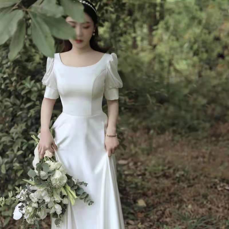 サテンの軽いウェディングドレス