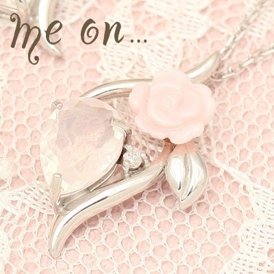 me on...可憐な撫子色の薔薇か高貴の黒薔薇か K10ホワイトゴールド WG オニキスブルームーンストーン&amp ピンクシェルローズクォーツローズモチーフネックレス お届けまで