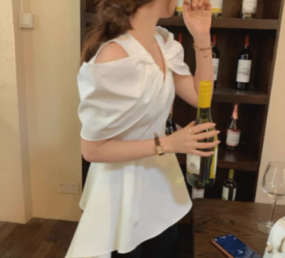 レディース トップス ブラウス オープンショルダー Vネック ペプラム アシンメトリー かわいい 大人可愛い シンプル カジュアル おしゃれ 個性的 存在感 無地 夏 デート お出かけ リゾート 旅行