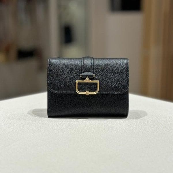 DCWA4F541BK ブラック Dバックル装飾 二つ折り財布