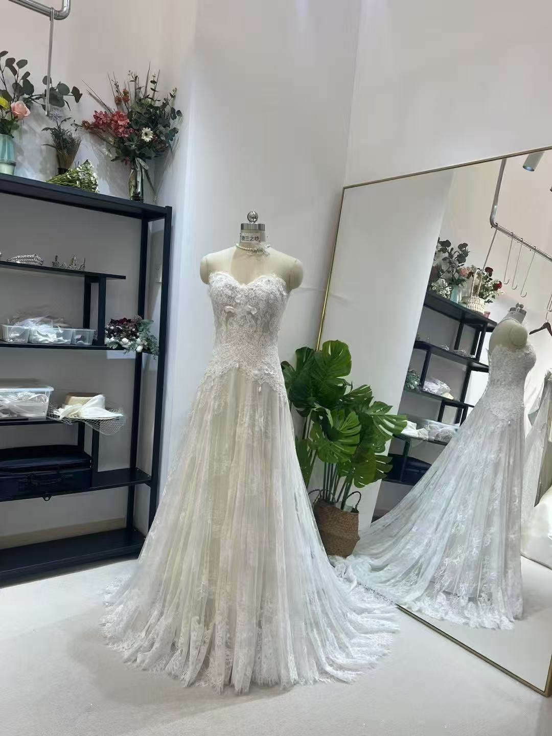 ウエディングドレス オフホワイト 流れる透け花レース ベアトップ ビスチェタイプ 細見えシルエット トレーン 結婚式/披露宴