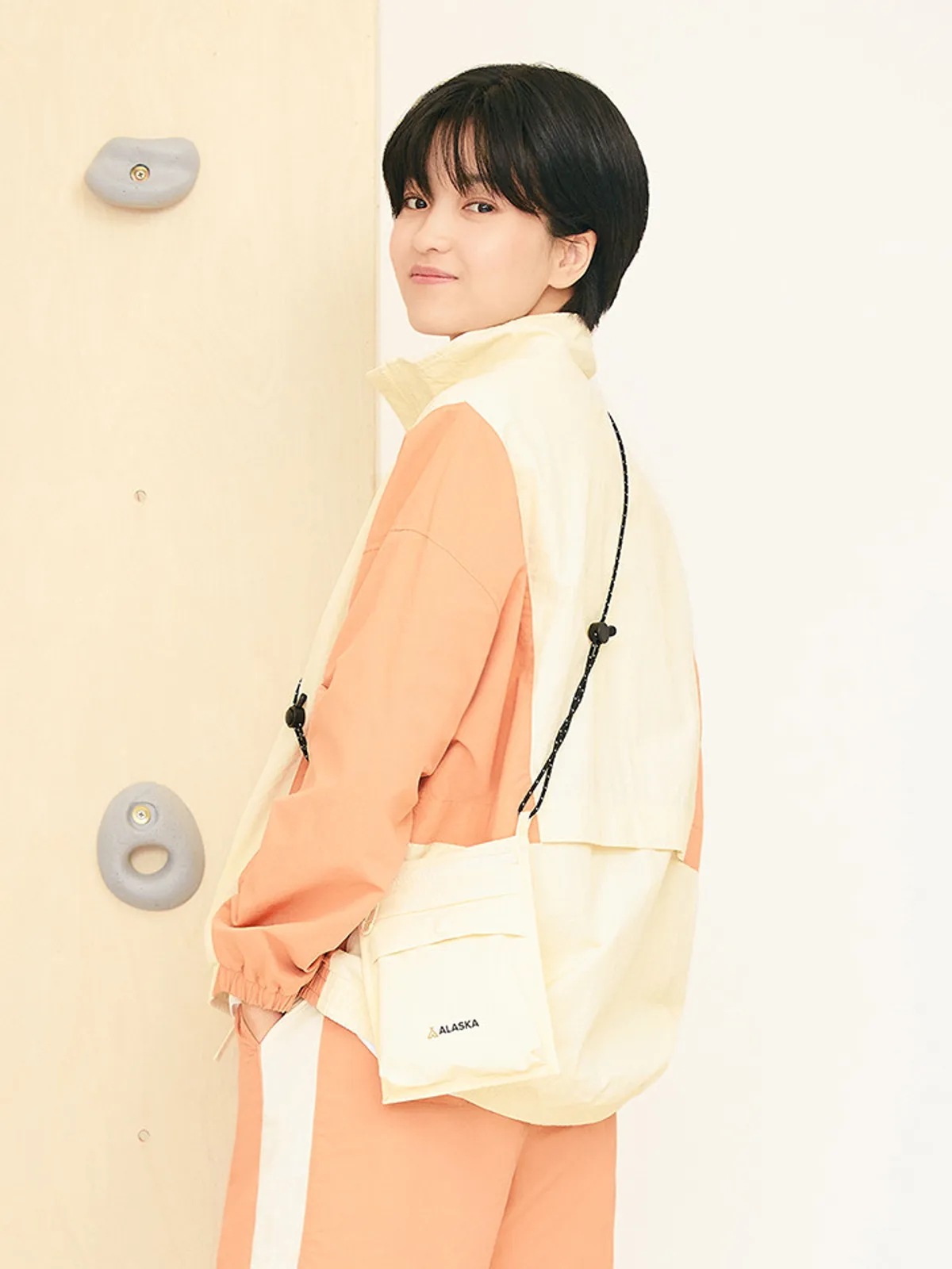 [キムテリ着用] 女性 アラスカ メッシュ ミッド丈 ハイネック 風除け トレーニング ジャケット 韓国の人気ファッションブランド 7,560円