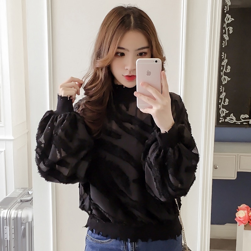 レース柄のシフォンシャツ