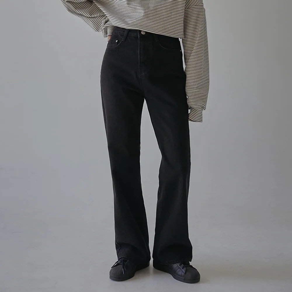 ブラックストレートデニムパンツ