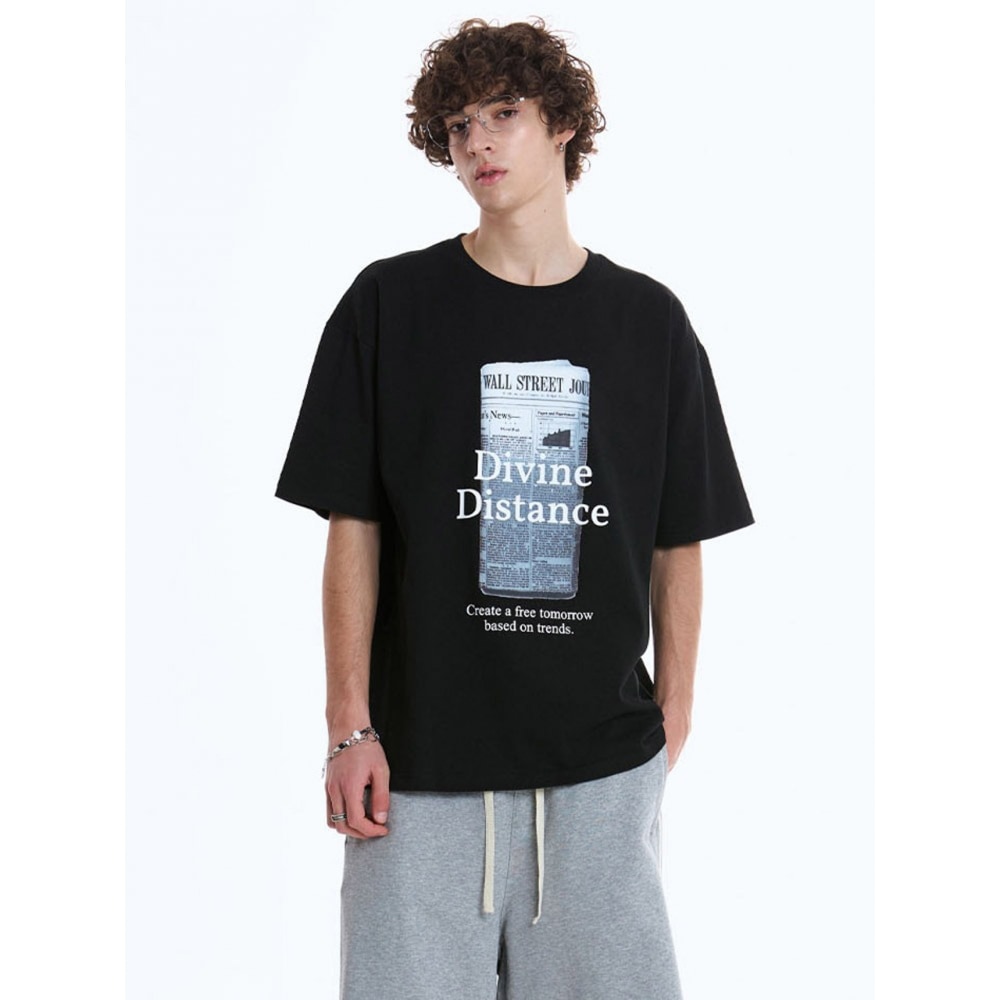 ディバインディスタンスモノクロペーパーTシャツ