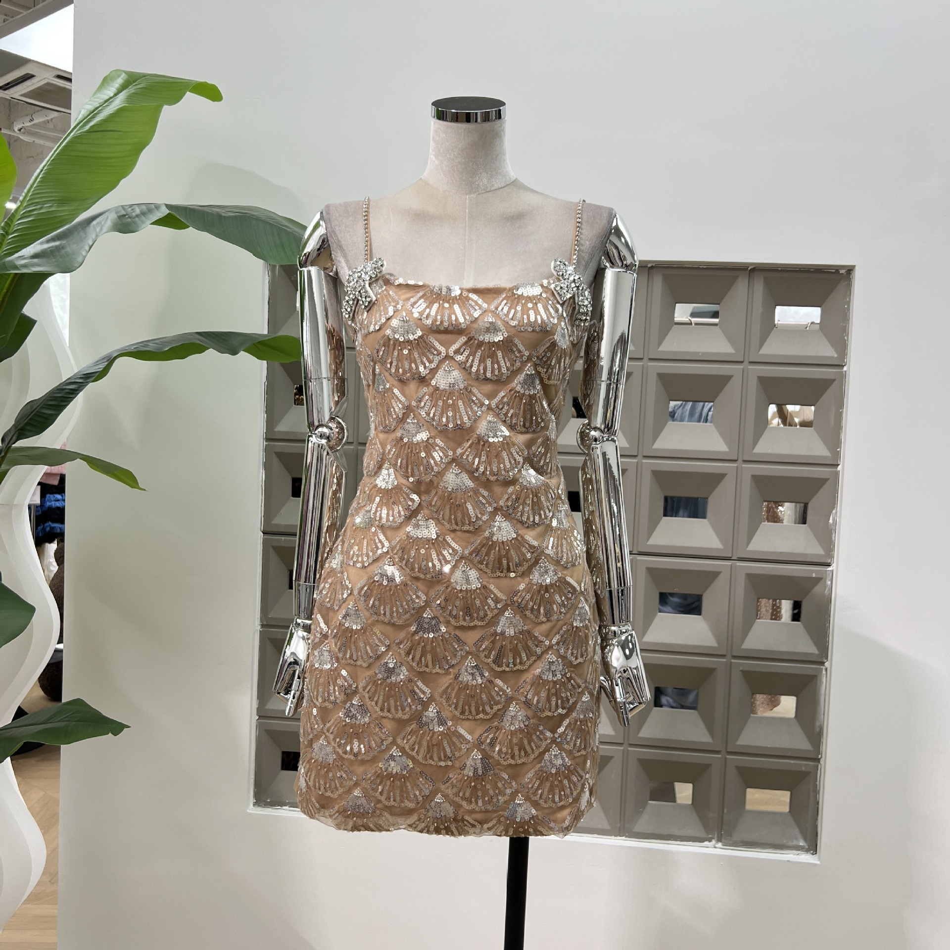 Chic魚鱗ビーズ刺繍ダイヤモンドストラップワンピース気質重工ドレス