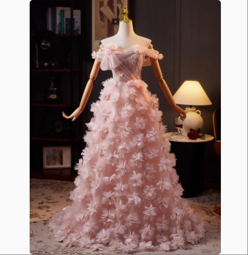 カラードレス ピンク オフショルダー 編み上げ 細見えシルエット ミニトレーン 花モチーフ プリンセスライン