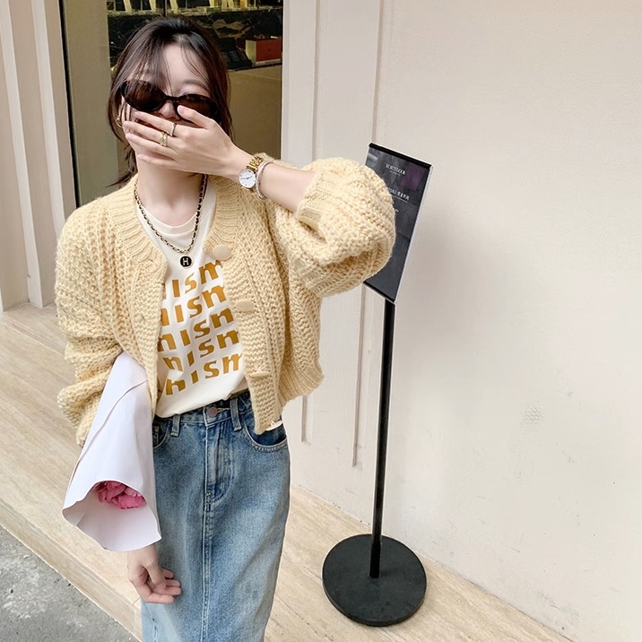 トップス カーディガン ショート丈 袖あり 長袖 ボリューム袖 襟なし スクープネック ニット かわいい 大人可愛い シンプル カジュアル 大人 上品 おしゃれ レトロ 大人女子 こなれ感 ラフ