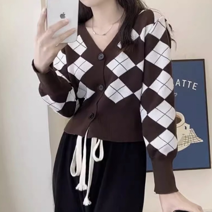 レディース トップス ニット カーディガン 前開き ショート 長袖 Vネック かわいい 大人可愛い きれいめ シンプル カジュアル 上品 おしゃれ かっこいい レトロ こなれ感 ラフ ルーズ 個性的