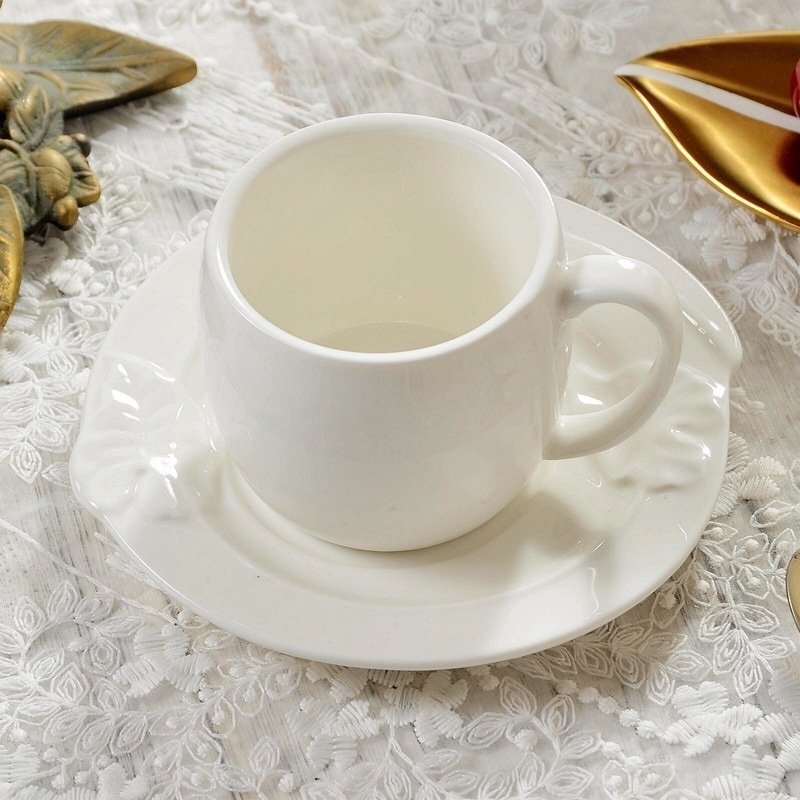 【1つ買うと20つ無料】白い小さなバケツ型のエンボス花セラミックコーヒーカップソーサーシンソリッドカラーアフタヌーンブラックティーカップティーカップ