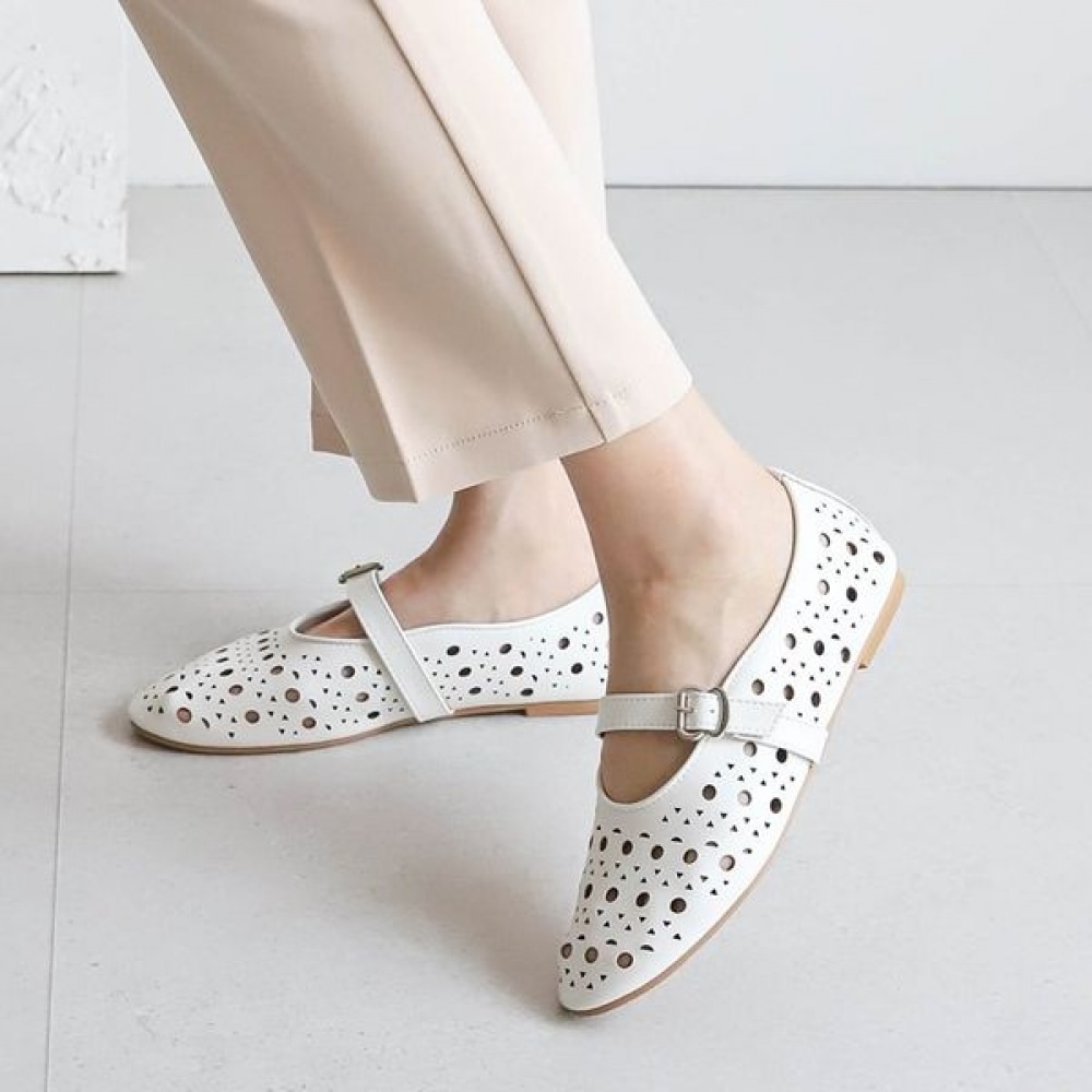 [Ninas Paris] パンチングエンベリッシュドバックルバンドローファー