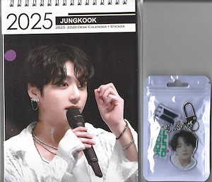 BTS JUNGKOOK [バンタン ジョングク] 2025年2026年 卓上カレンダー+[アクリル]キーホルダー [キーチェーン] JK-202404-1