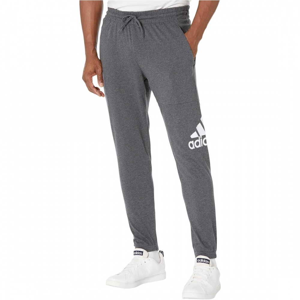 adidas Essentials シングルジャージーテーパードバッジオブスポーツパンツダークグレーヘザー