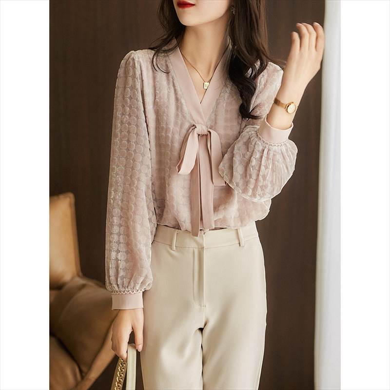 トップス レディース ブラウス プルオーバー 袖あり 長袖 Vネック ボウタイリボン 透け感 ドット ベロア シースルー 上品 おしゃれ クール エレガント 華やか 存在感 とろみ感 抜け感 くすみピ