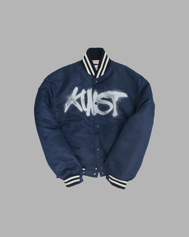 【THE MUSEUM VISITOR】 KUNST PRINTED VARSITY JACKET : NAVY