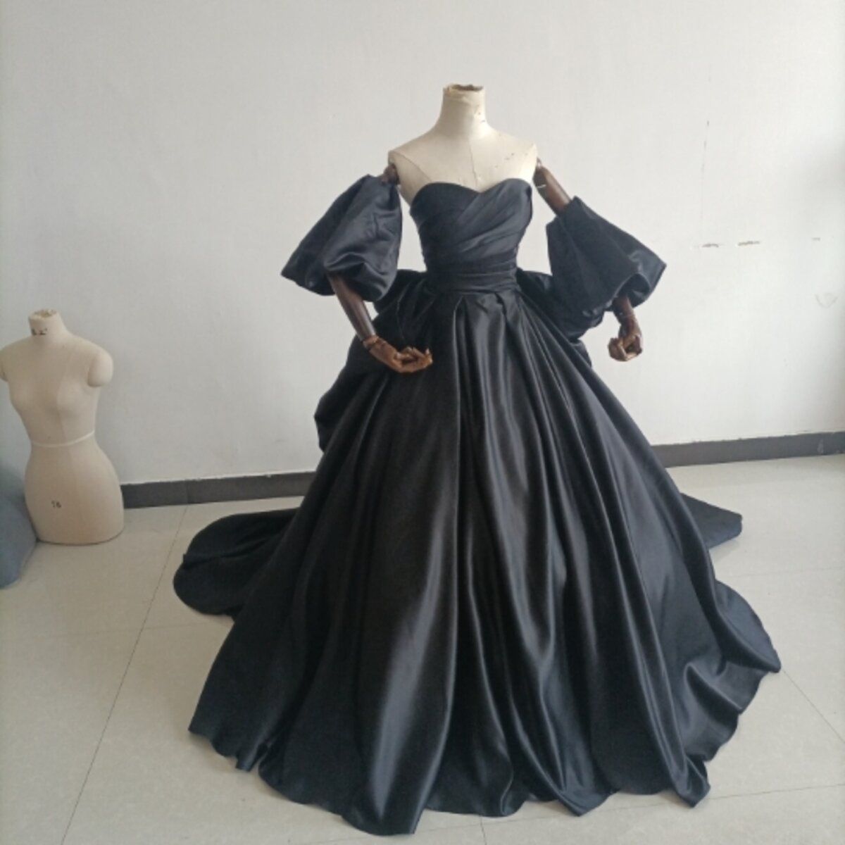 パーティードレス ブラック ベアトップ カラードレス 華やかなトレーン 2次会 挙式 前撮り