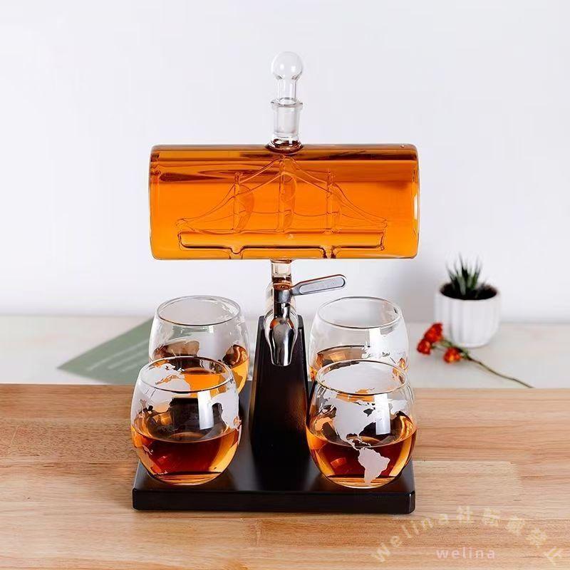 ウイスキー/ワイン用デカンタ グローブ型グラス4個付き おしゃれデキャンターセット 家飲みバー気分 ギフトにも映える