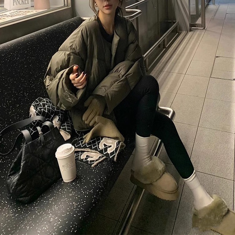 シュークリームデザインとホワイトダックダウン90%を詰めた小柄な女性のためのキュートでエレガントなショートダウンジャケットです