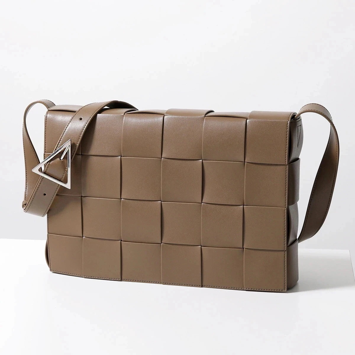BOTTEGA VENETA ボッテガヴェネタ ショルダーバッグ CASSETTE カセット 778320 VB1K0 メンズ マキシイントレチャート レザー 鞄 2521/ARGIL-SILVER