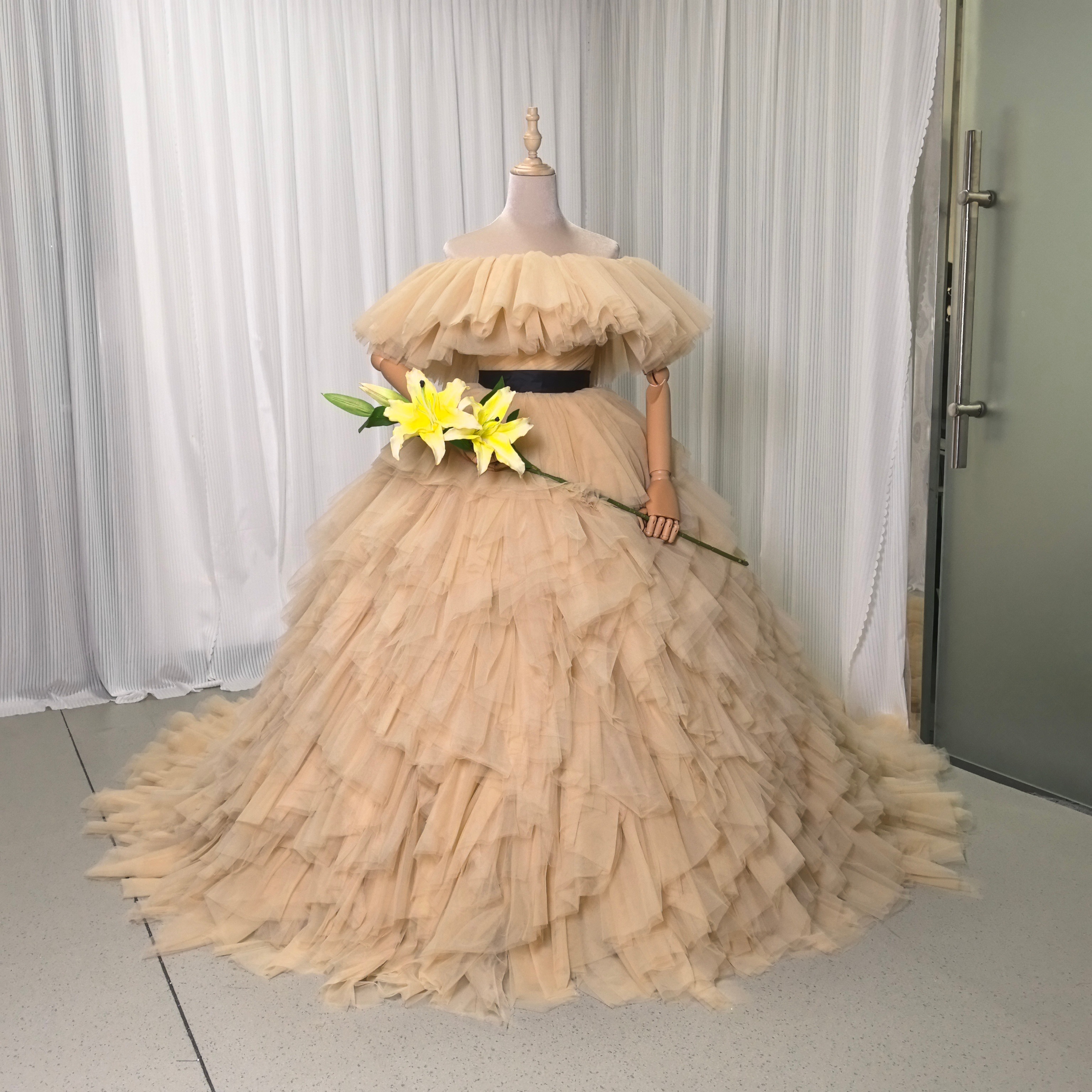 カラードレス ベージュ オフショルダー サッシュベルト 柔らかく重ねたチュールスカート 編み上げ 結婚式