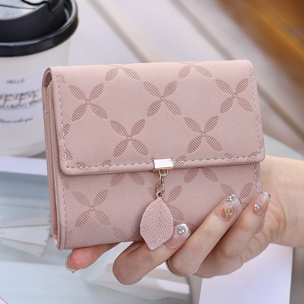 【1点ご購入 で10点プレゼントいたします】レディースショート財布レトロPU皮の葉のペンダント三つ折りバッグ多機能レディース財布