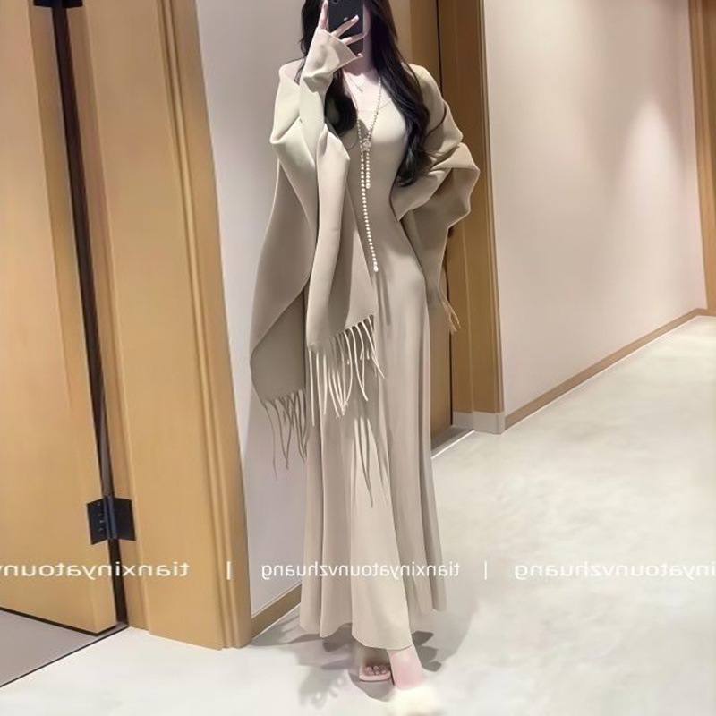 秋冬に女性のための洗練された気取らないシックなツーピースセット：タッセルショールカーディガン長袖のベースドレス