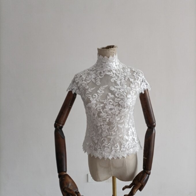 上品なくるみボタン　ハイネック　　レースボレロ　トップス　ウエディングドレス
