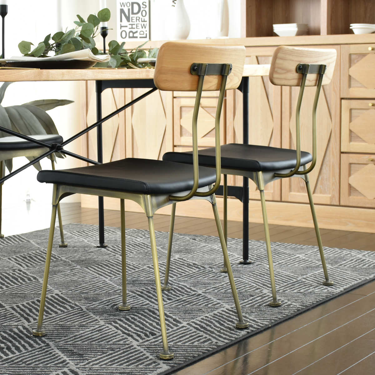 ダイニングチェア 2脚セット 床傷防止シール付き 疲れにくい 背もたれ 天然木 座面高42.5cm チェア 椅子 ダイニング デスクチェア リビング レザー調 スチール脚 モダン レトロ風