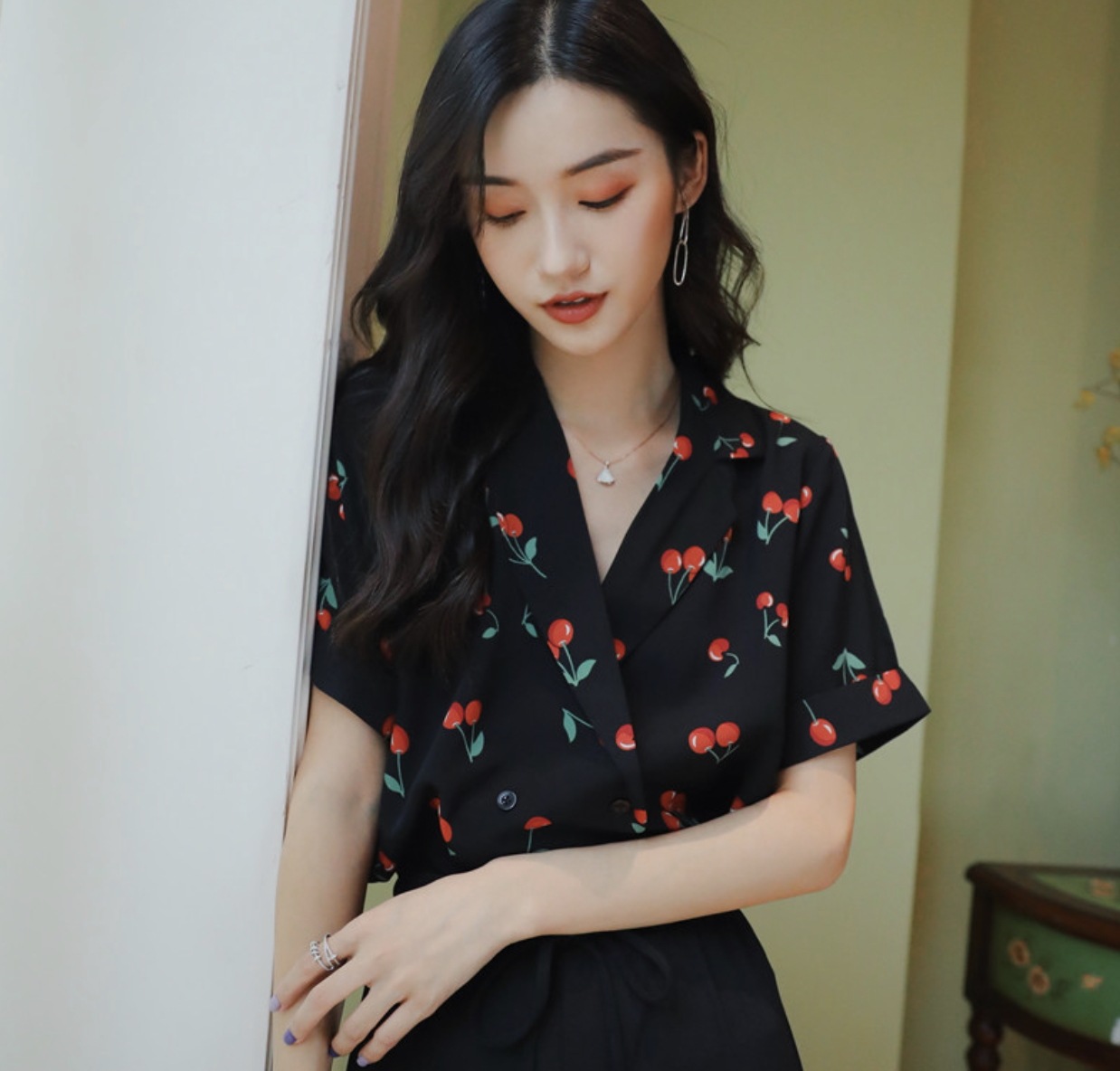 トップス シャツ ブラウス 袖あり 半袖 Vネック 襟付き 開襟 ストレート 前開き 前ボタン ポリエステル かわいい 大人可愛い 大人 おしゃれ お洒落 レトロ 大人可愛い こなれ感 ラフ キュート