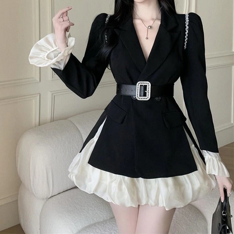 ラインストーンの装飾が施されたエレガントなツーピーススーツセット春と秋にぴったりですフィット感のあるブレザーとハイウエストのフレアスカートが特徴です