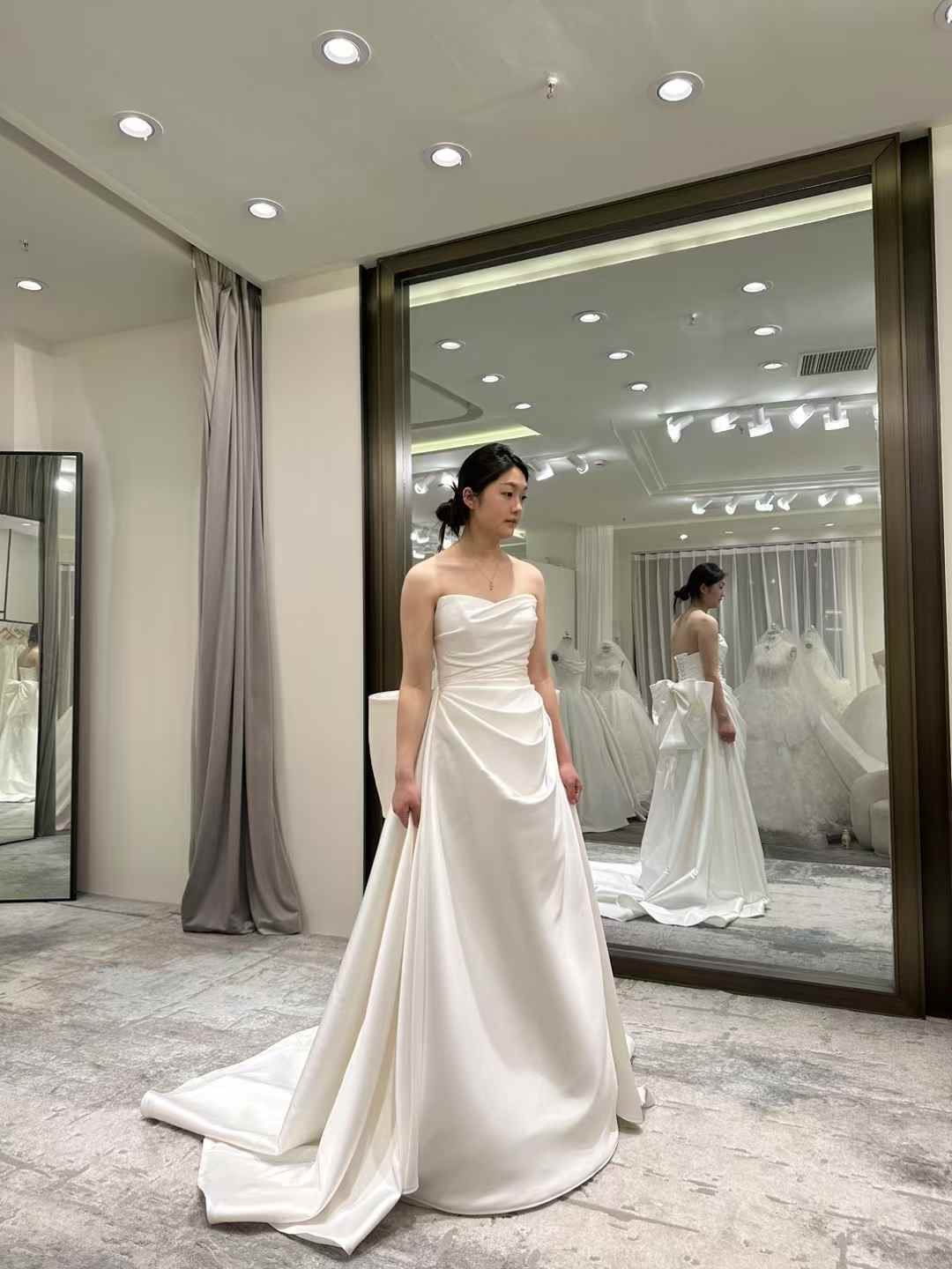 ウエディングドレス オフホワイト ベアトップ スリット 短トレーン ふっくら柔らかなバックリボン 結婚式 前撮り