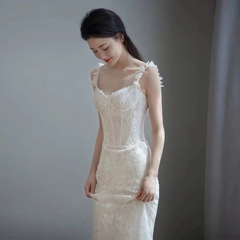 ストラップの軽いウェディングドレスはフランス風でシンプルです
